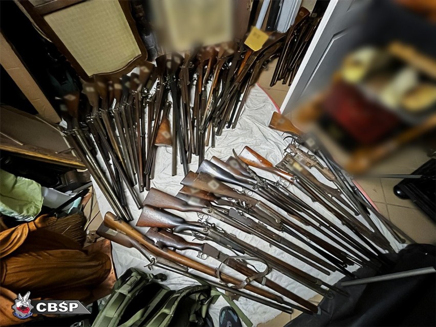 Ogromny arsenał broni odkryty przez policję. Śledztwo dotyczy też Małopolski