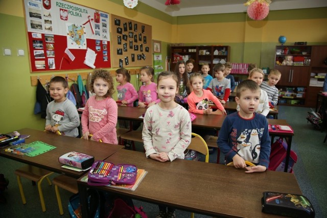 Dorota Sikucińska z klasą Ic, bierze udział w og&oacute;lnopolskim konkursie p.t. &quot;Czytanie na dywanie&quot;. 
Fot. Magda Biedka