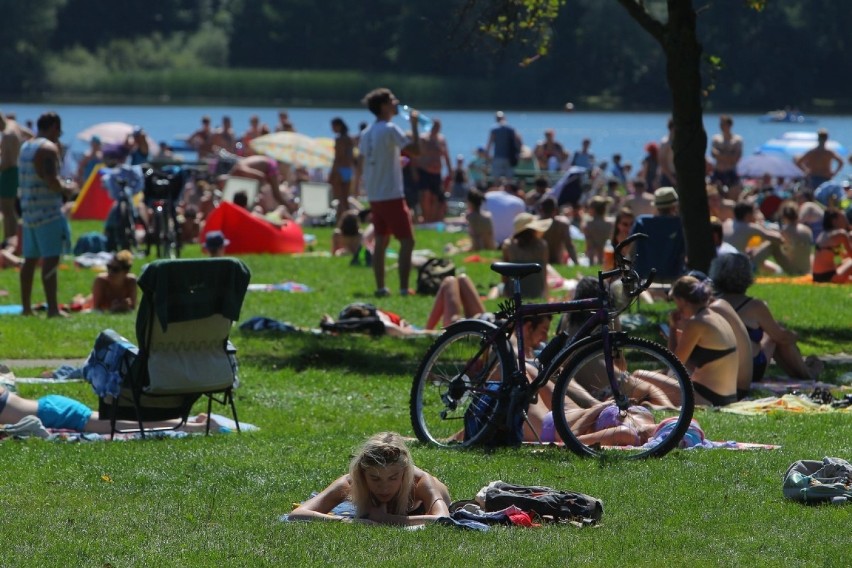 Oblężenie Rusałki. Tłum plażowiczów nad jeziorem. IMGW...