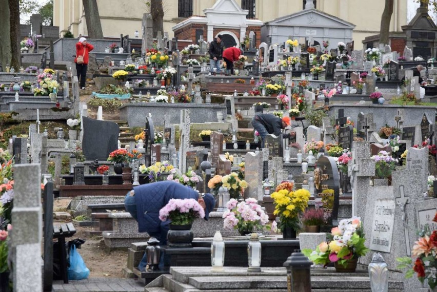 Sprzątamy groby naszych bliskich przed uroczystością...