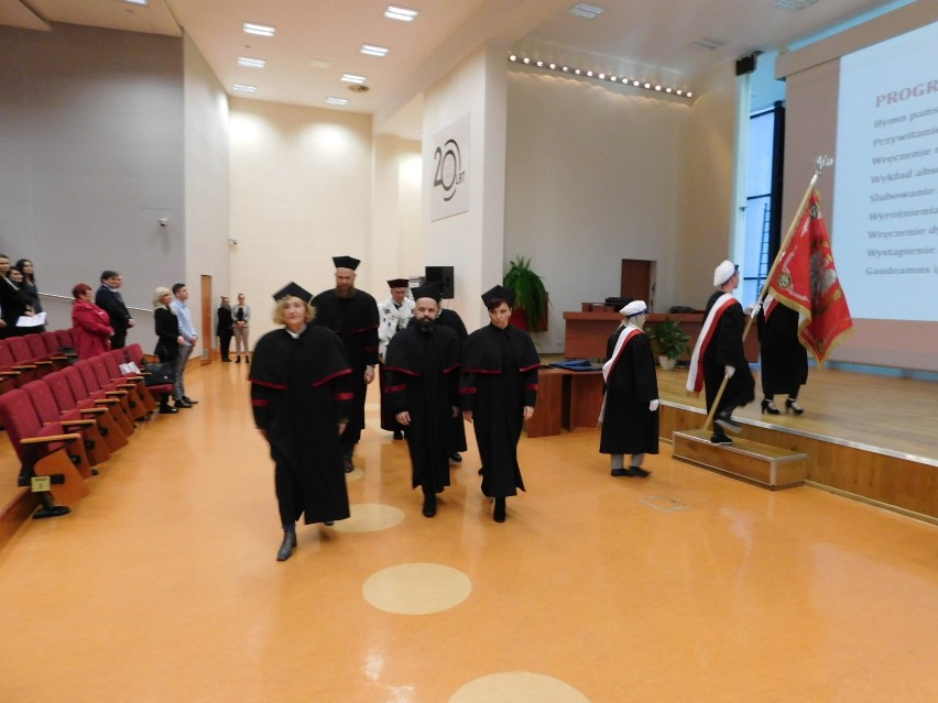 Blisko stu studentów odebrało dyplomy PWSZ w Wałbrzychu [ZDJĘCIA]
