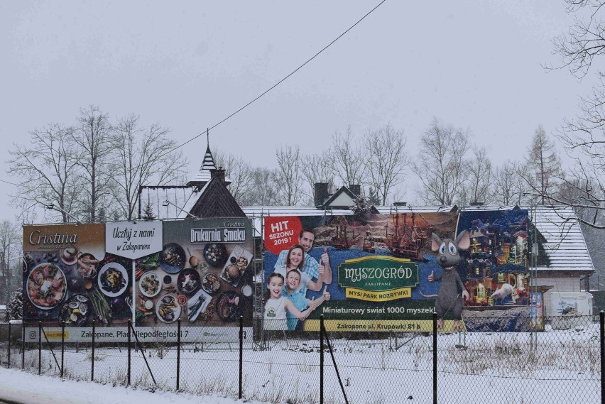 Zakopane. Chcą wysprzątać z wielkich reklam ulicę Kościeliską