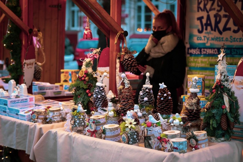 Szczeciński Targ Świąteczny. W sobotę na targu sporo osób. Co można kupić? 