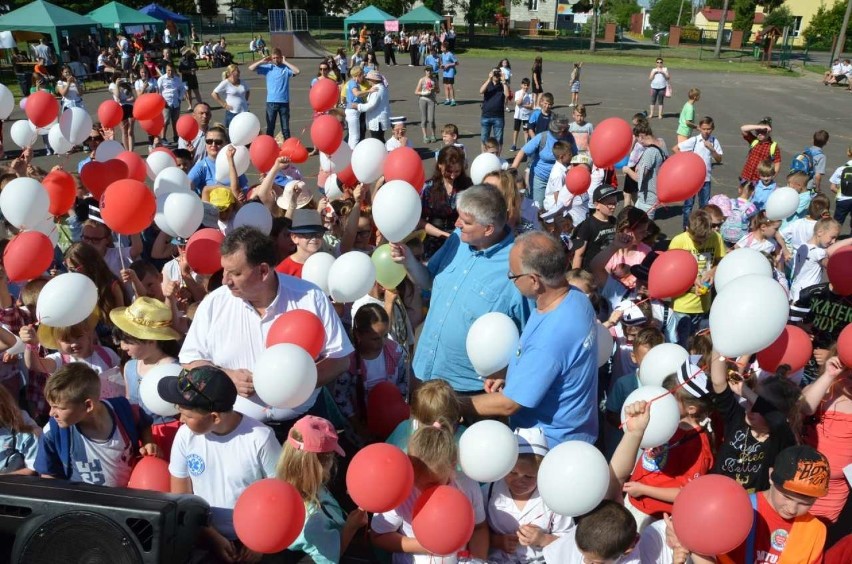 Stare Pole. Podczas święta szkoły sto balonów na 100-lecie odzyskania przez Polskę niepodległości