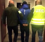 Dwaj mężczyźni włamali się do sklepu w gminie Prudnik, a potem uciekali policjantom. Żeby zatrzymać kierowcę, mundurowi musieli wybić szybę