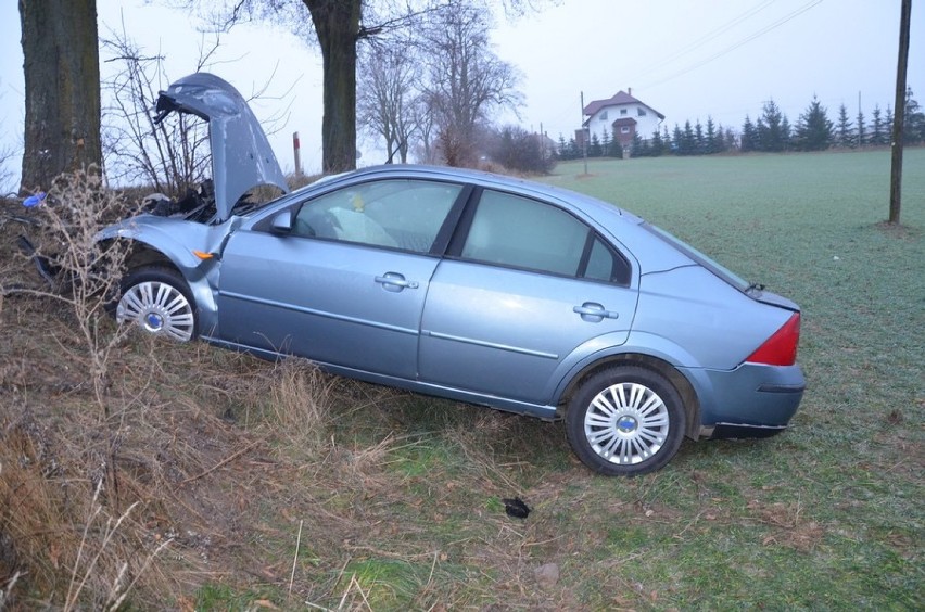 Więckowy wypadek: Auto uderzyło w drzewo