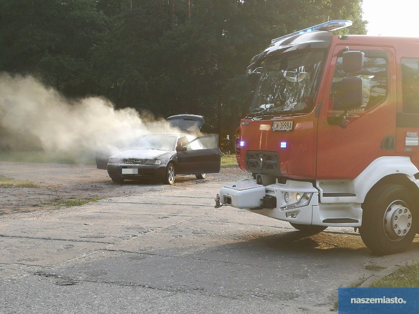 Pożar samochodu na ulicy Leśnej we Włocławku [zdjęcia, wideo z akcji]