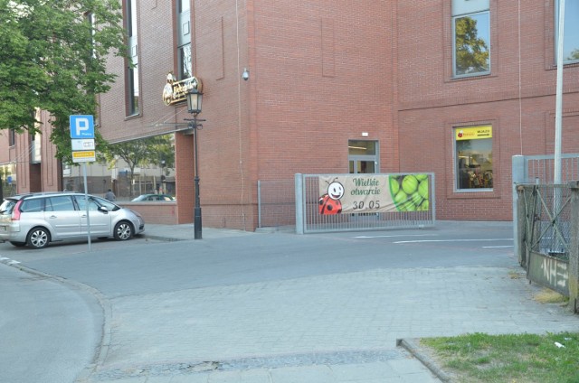 Nowy sklep sieci Biedronka w centrum Gniezna, przy ul. Mickiewicza 2.