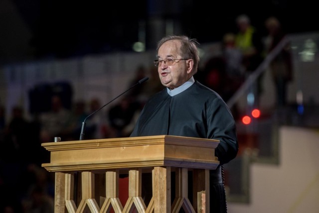 W „Lux Veritatis” ojciec Rydzyk jest prezesem zarządu, w „Naszej Przyszłości” należy do rady nadzorczej. Jego pracownicy mogą liczyć na naprawdę niezłe zarobki, choć - jak zauważa "Super Express" - kierownictwo nie bierze ani grosza!