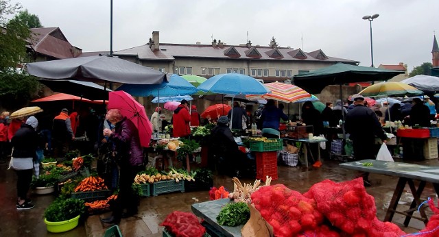 Tłumy na Maślanym Rynku w Nowym Sączu