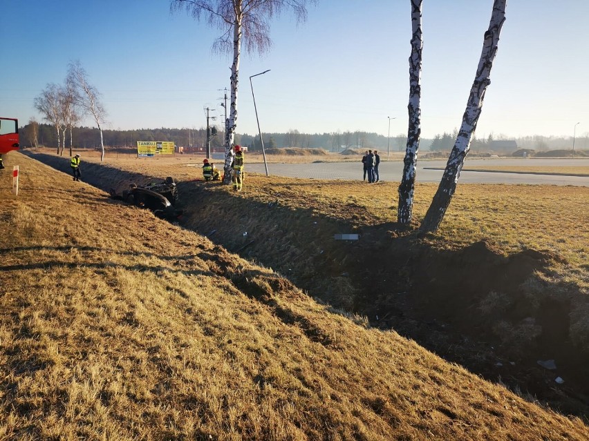 Wypadek na DK 91 w okolicach Radomska. W Borkach zderzyły się 2 osobówki, jedno auto dachowało