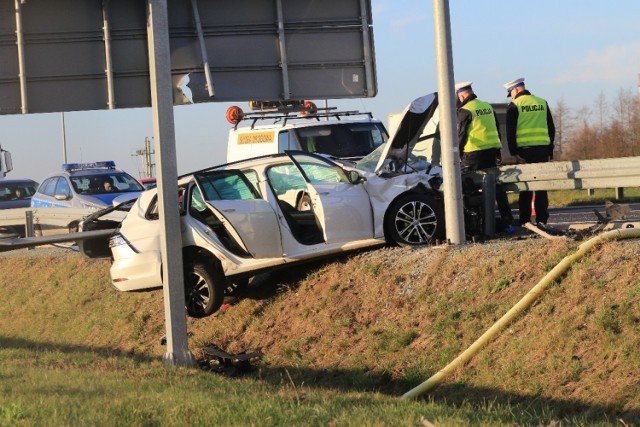 Utrudnienia w okolicach węzła Kryniczno. Kierowca może mówić o ogromnym szczęściu: stalowa szyna przeszyła na wylot auto, którym wbił się w barierę energochłonną. Do wypadku doszło na jezdni w stronę Wrocławia, ale droga była zablokowana w obu kierunkach, żeby mógł wylądować śmigłowiec ratunkowy. Obecnie ruch jest utrudniony