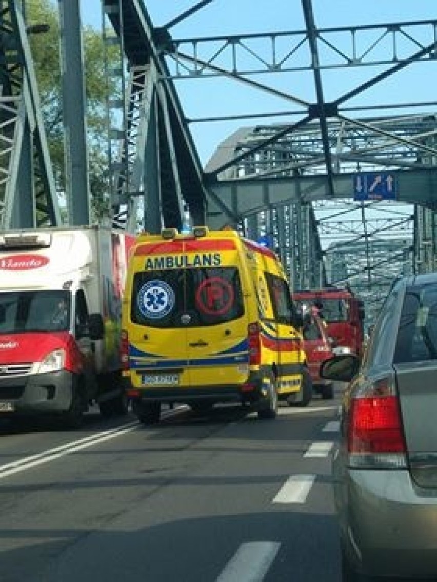 Wypadek na moście Piłsudskiego Kolizja osobówki ze skuterem...