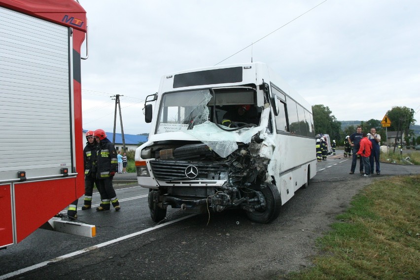 Wypadek Tęgoborze: zderzenie karetki z busem, są ranni [ZDJĘCIA]