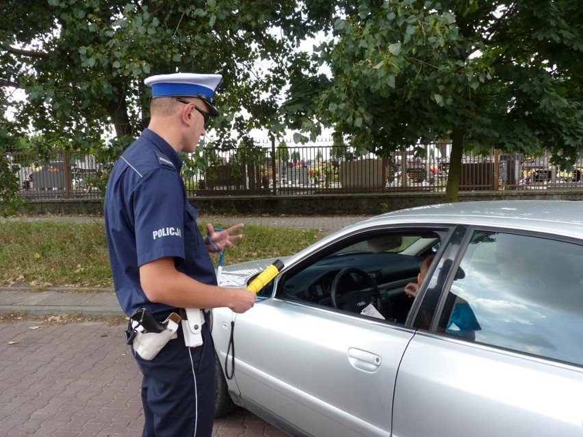 Kolejny etap akcji "Bezpiecznik" w Radomsku: Policja sprawdza, powiat nagradza