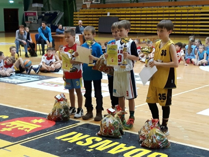 Turniej koszykówki "Gwiazdka 2016"