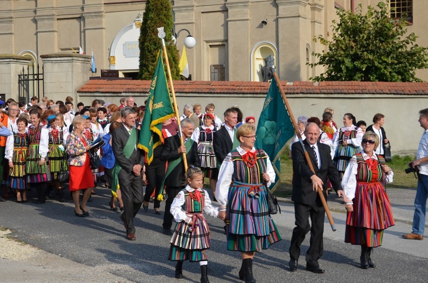 Uroczystości w Białaczowie rozpoczęła msza w kościele św....