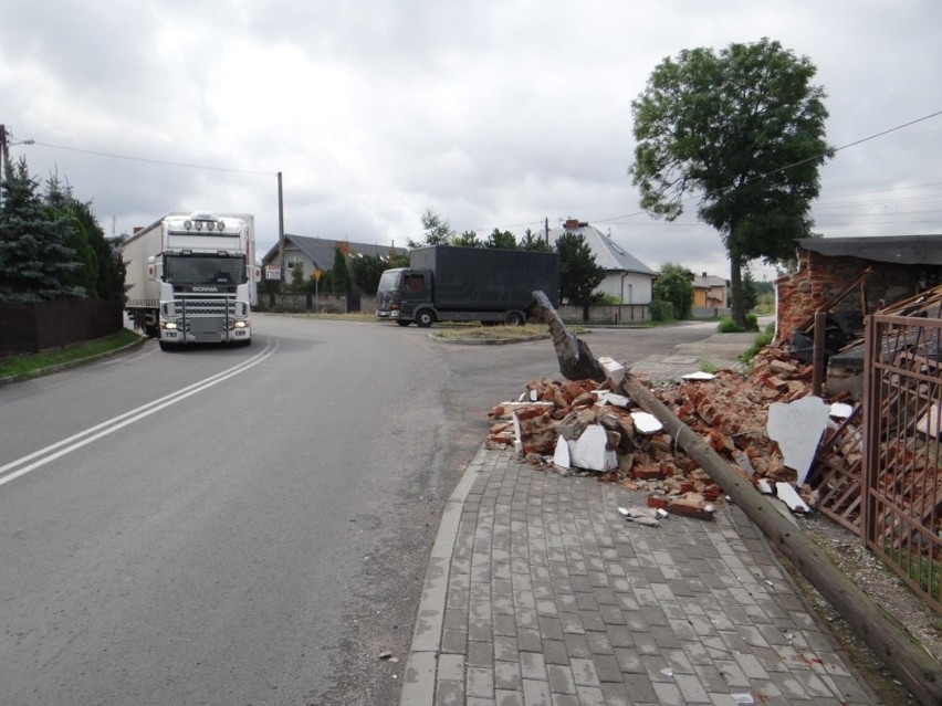 Wypadek w Stobiecku Szlacheckim. Ciężarówka wjechała w dom