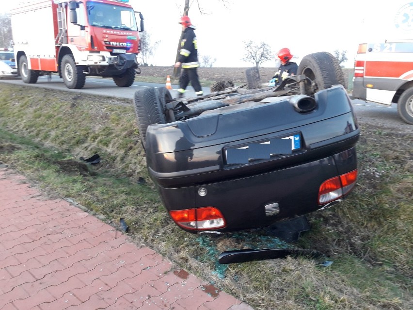 Dachowanie auta we Franciszkanach w gminie Nowy Kawęczyn 