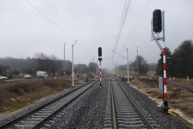 Mieliśmy okazję przejechać nowym odcinkiem linii kolejowej do Katowice Airport w Pyrzowicach. Zobaczcie jak wygląda nowa, ważna dla regionu, inwestycja kolejowa



Zobacz kolejne zdjęcia. Przesuwaj zdjęcia w prawo - naciśnij strzałkę lub przycisk NASTĘPNE