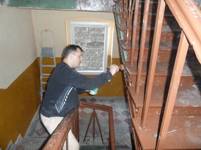 Bezrobotni remontują zaniedbane klatki schodowe w naszym mieście [ZDJĘCIA]