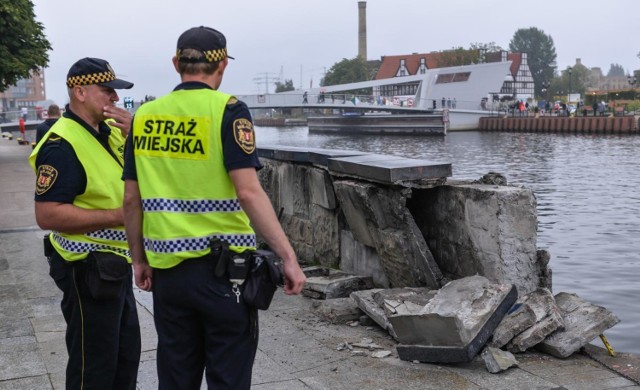 Zniszczony murek przy nabrzeżu Motławy w Gdańsku. Tu właśnie „nie wyrobił” cumujący katamaran