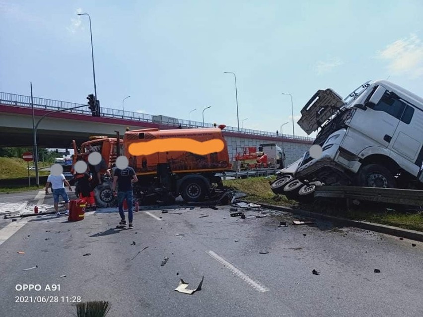 Kraków. Wypadek w rejonie wiaduktu na Igołomskiej. Zderzenie ciężarówki i śmieciarki. Są utrudnienia w ruchu! [ZDJĘCIA]