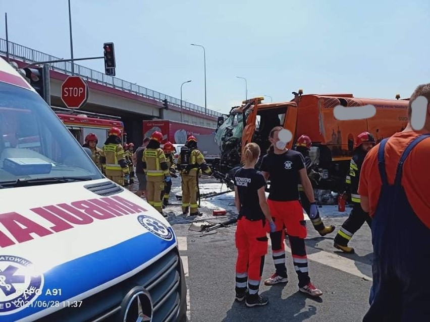 Kraków. Wypadek w rejonie wiaduktu na Igołomskiej. Zderzenie ciężarówki i śmieciarki. Są utrudnienia w ruchu! [ZDJĘCIA]