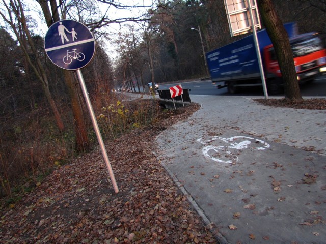 Kilka dni zajęło drogowcom dodatkowe oznakowanie drogi rowerowej ...