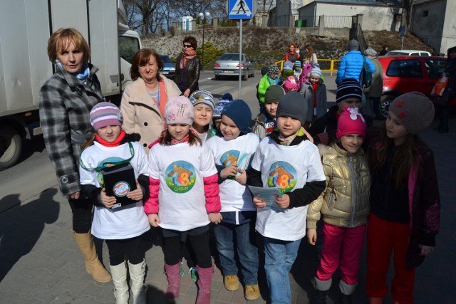 Pieniądze do puszek z logo hospicjum będą zbierać wolontariusze, wśród nich m.in. dzieci z Przedszkola Miejskiego nr 13 z Oddziałami Integracyjnymi w Chełmie wraz z nauczycielami,  uczniowie z Koła Caritas przy Gimnazjum nr 1, ZSE i III LO, I LO, II LO