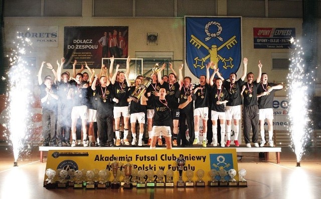 Tak przed rokiem zawodnicy Akademii FC Pniewy cieszyli się ze zdobycia mistrzostwa Polski