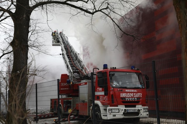 Pożar archiwum miejskiego Urzędu Miasta Krakowa. Akcja gaśnicza wciąż trwa. Czy doszło do podpalenia? Sprawdzą to śledczy
