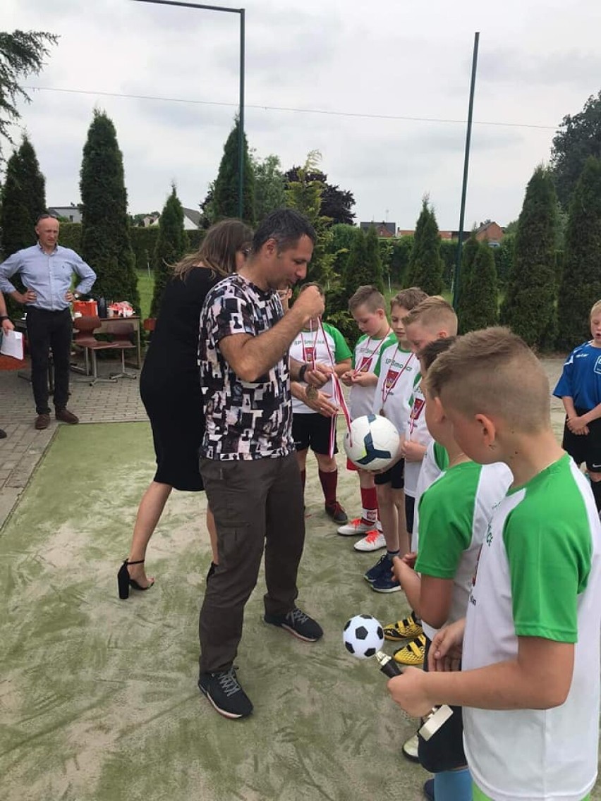 Kobylin. Młodzi piłkarze z Kobylina wywalczyli puchar dyrektora szkoły w Kuklinowie [FOTO] 
