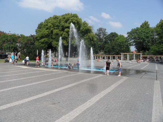 Fontanna przy pomniku Pstrowskiego sposobem na upały 2013 w Zabrzu
