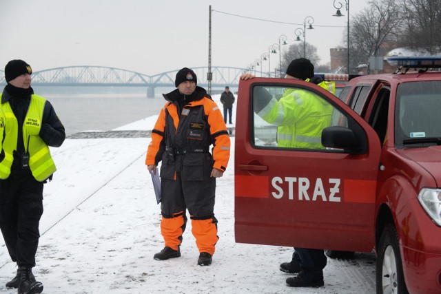 STRAŻACY POSZUKUJĄ ZATOPIONEGO W WIŚLE SAMOCHODU