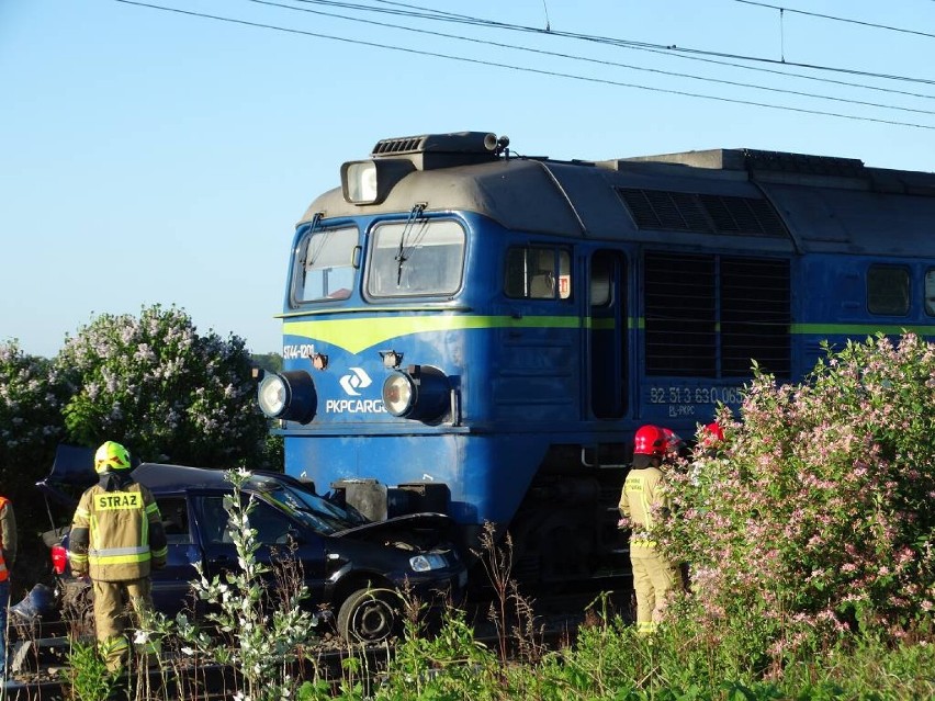Wypadek na przejeździe kolejowym w Wojnowicach. Auto wjechało pod pociąg [ZDJĘCIA]