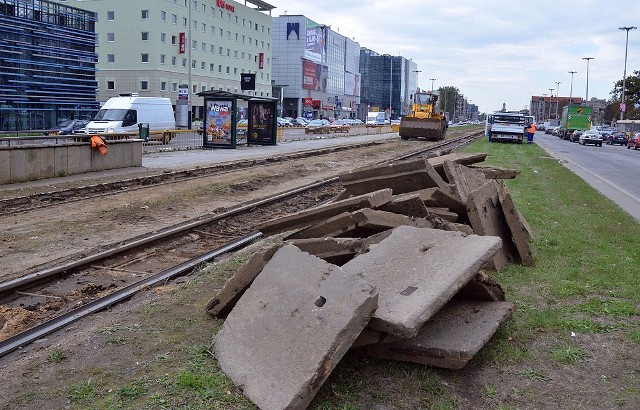 Na al. Piłsudskiego rozpoczął się demontaż torów tramwajowych