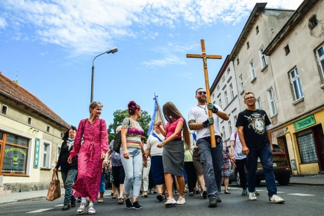 W specyficznych warunkach, z zachowaniem sanitarnych rygorów, odbyła się tegoroczna Pielgrzymka Maksymiliańska. Tradycyjnie rozpoczęła się w parafii Najświętszego Serca Pana Jezusa, a zakończyła się Mszą św. o godz. 18.00 w parafii św. Maksymiliana Kolbego na Osowej Górze. Msza miała charakter odpustu i była przypomnieniem świętego Maksymiliana Kolbego, który 14 sierpnia 1941 roku został zamordowany w niemieckim obozie koncentracyjnym Auschwitz. 

Bydgoscy - i nie tylko - pątnicy, którym dotarcie ze Śródmieścia na Osową Górę zajęło około dwóch godzin, pielgrzymowali w intencji trzeźwości narodu.