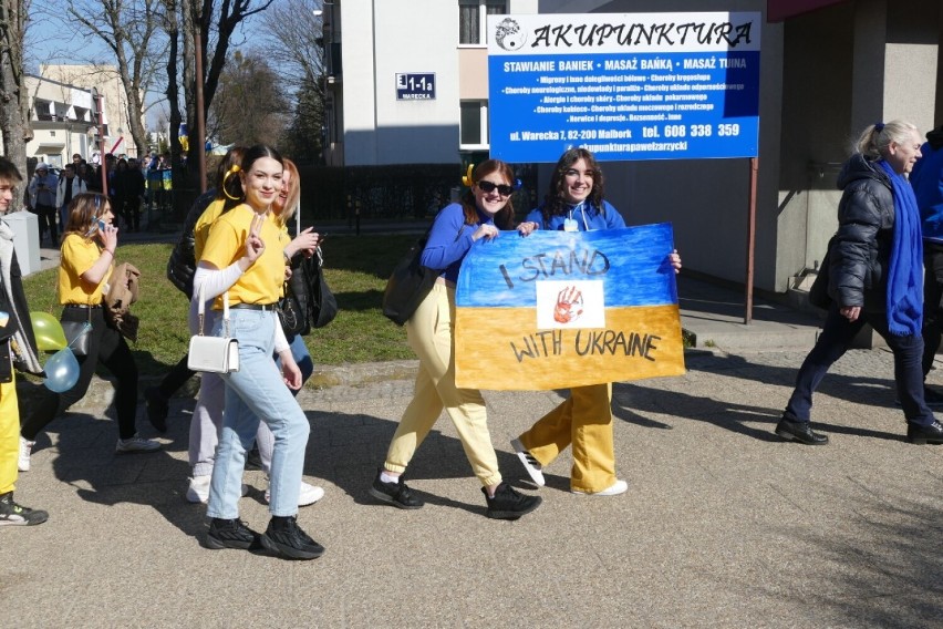 Malbork. Młodzież ZSP 4 przeciwko wojnie w Ukrainie. "Mundurówka" zorganizowała wiec pokojowy 