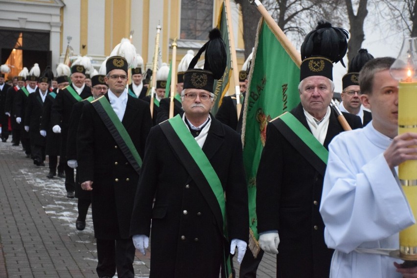 Barbórka w Koninie. Górnicy przemaszerowali ulicami przy muzyce orkiestry [ZDJĘCIA]