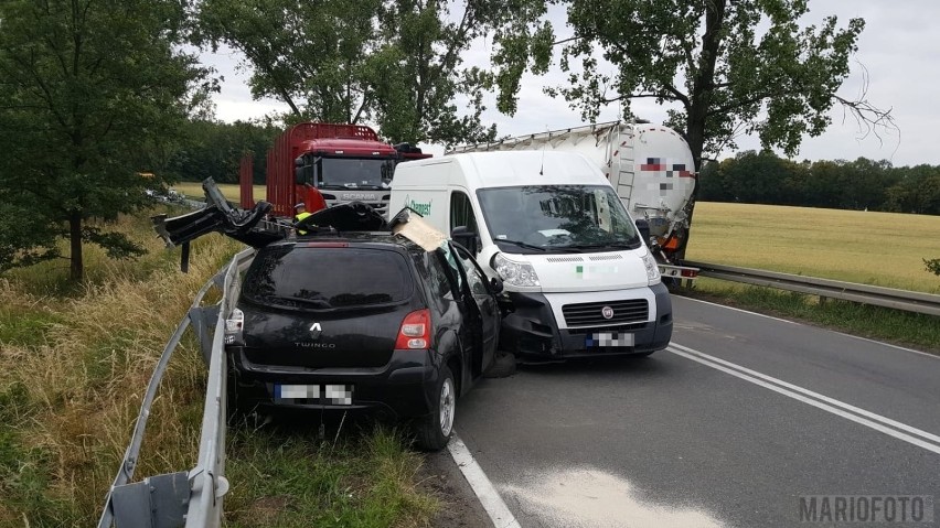 Wypadek na trasie Wierzbięcice-Niwnica pod Nysą. Nie żyje 19-letni kierowca renault 
