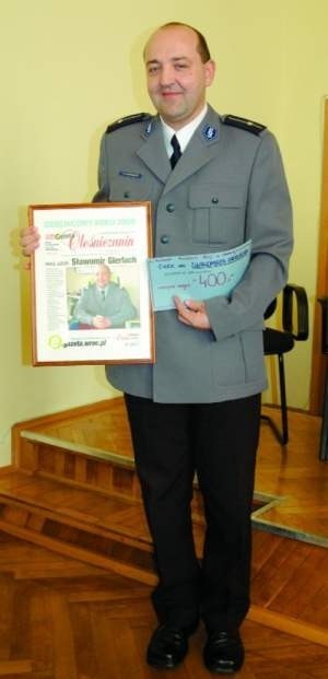 Najlepszy dzielnicowy od komendanta powiatowego dostał czek na 400 złotych, a od redakcji dyplom.  FOT. KATARZYNA KIJAKOWSKA