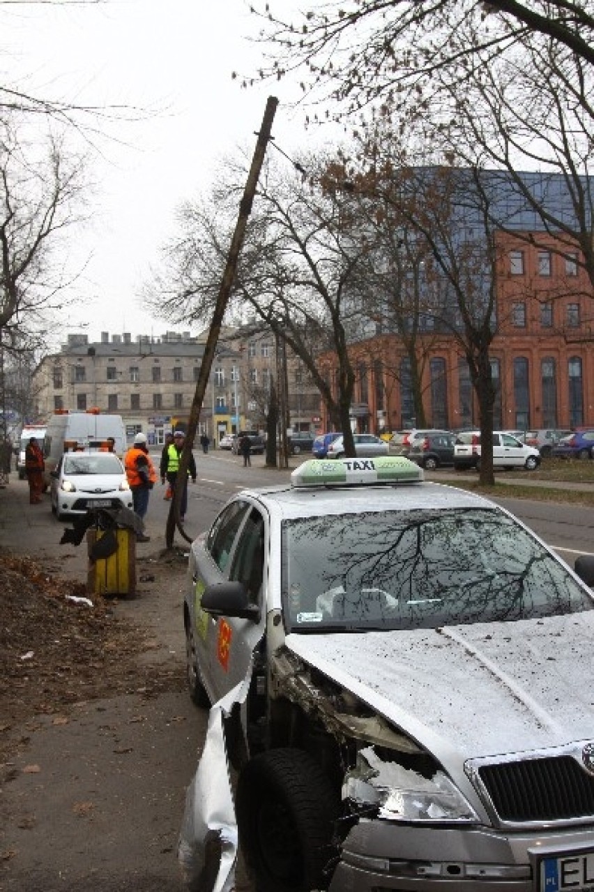 Taksówka uderzyła w słup. Ruch drogowy na ul. Dąbrowskiego w Łodzi będzie utrudniony