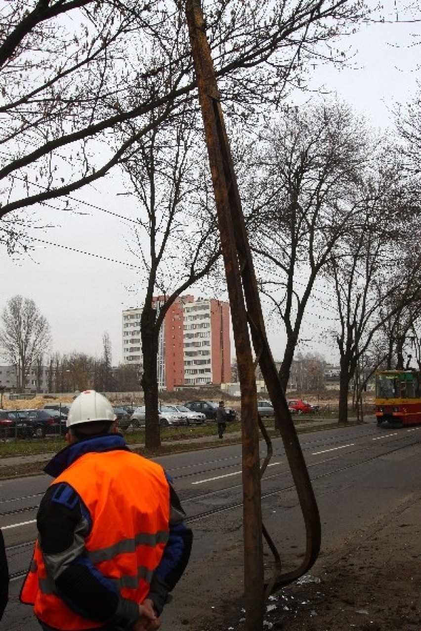 Taksówka uderzyła w słup. Ruch drogowy na ul. Dąbrowskiego w Łodzi będzie utrudniony