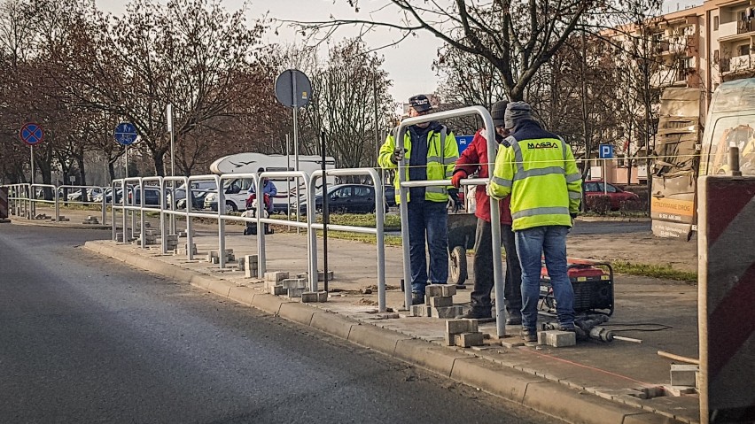 Montaż barier na Estkowskiego w Lesznie