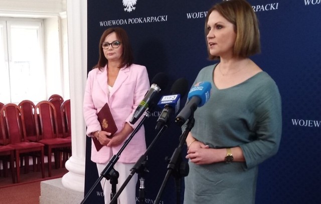 Poniedziałkowa konferencja prasowa w Rzeszowie, na zdjęciu wicewojewoda podkarpacki Jolanta Sawicka, a o przeciwdziałaniu przemocy domowej mówi Anna Schmidt, wiceminister rodziny i polityki społecznej.