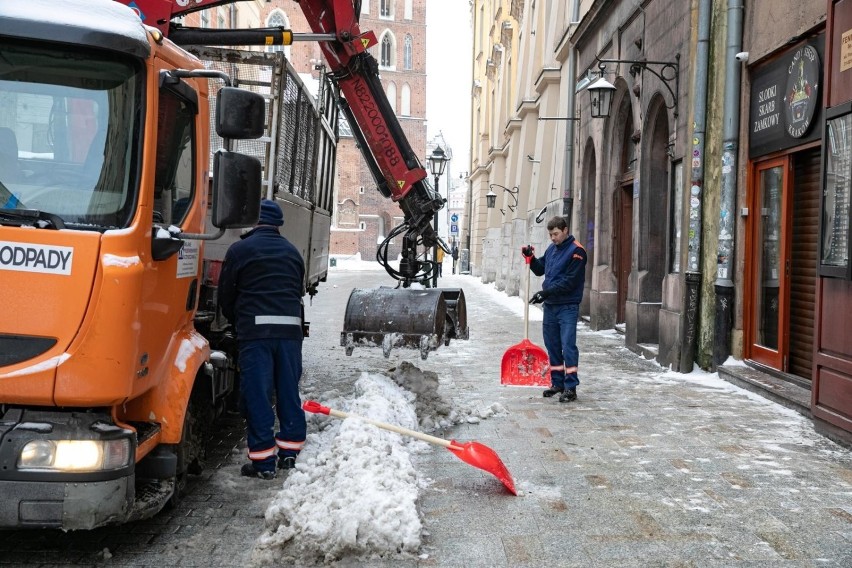 Kraków. Na ulice wysypano ponad 10 tysięcy ton soli. Przywiozło ją ponad 500 tirów [ZDJĘCIA]