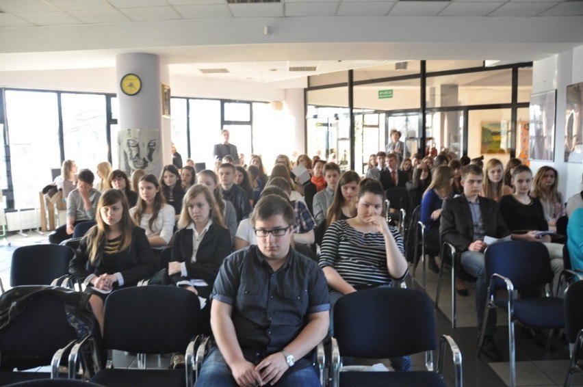 Recytacjami w Bibliotece I LO zakończono projekt &quot;Pielęgnujemy pamięć o Wisławie Szymborskiej