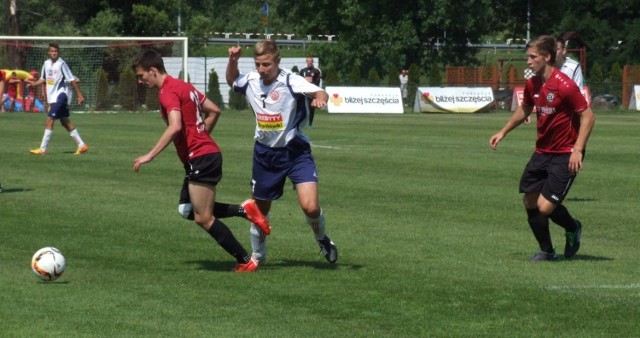 Jakub Snadny (Soła, z prawej) w pojedynku z Fabianem Pietlerem z rezerw Hannoveru 96.