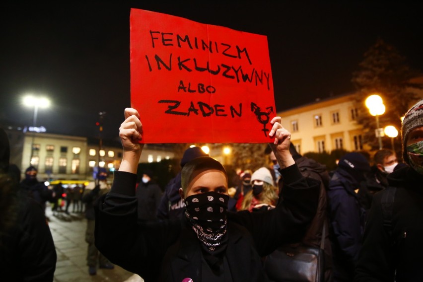 Protest w Warszawie. Strajk Kobiet i antyfaszyści demonstrują przeciwko polityce rządu.''Chcą wprowadzić kaganiec na obywateli''